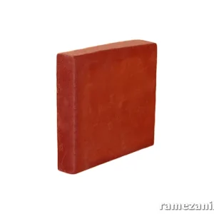 تصویرآجر کف فرش قزاقی قرمز اخرایی با ابعاد 3×20×20 سانتی‌متر مناسب کف‌سازی سنتی و محوطه‌ سازی
